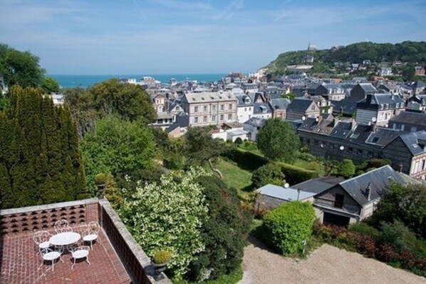 Deluxe Double Room (Bow Window) | City view - Castel de la Terrasse (Etretat)