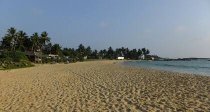 Die Anjana Villa ist eine moderne freistehende Villa mit drei Schlafzimmern.