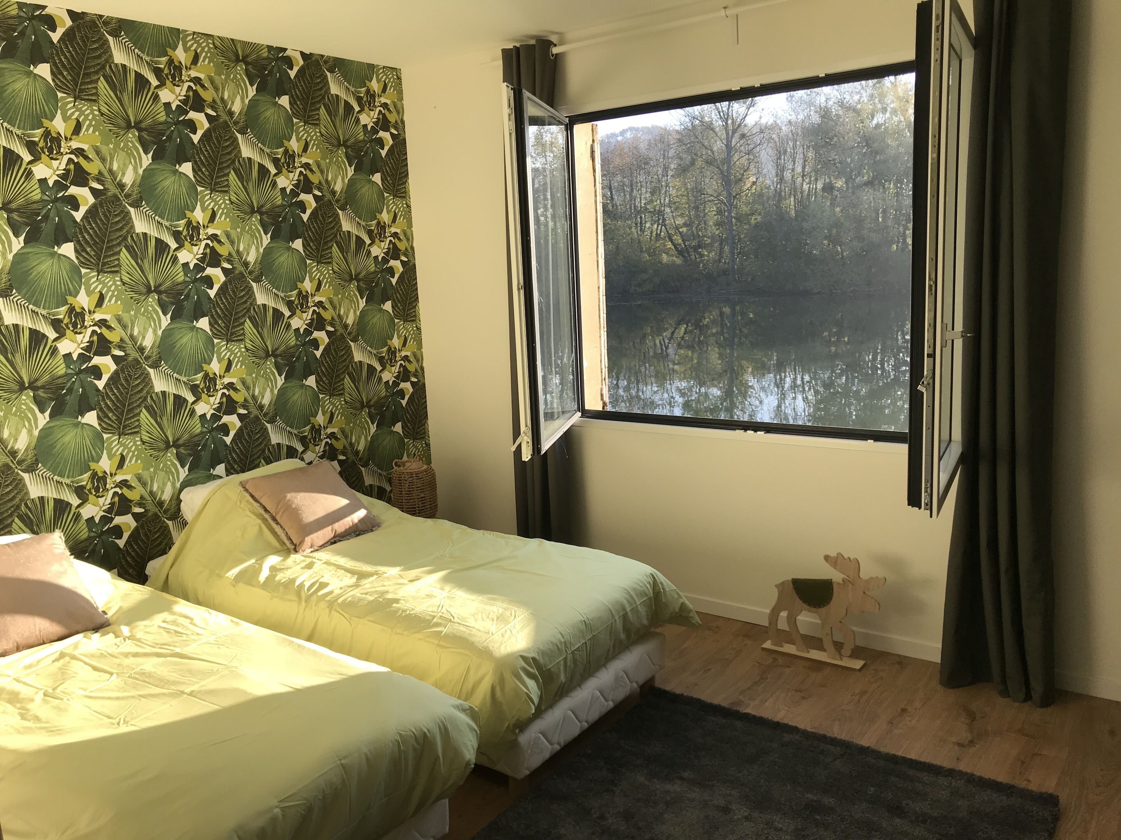 La chambre verte donne sur le lac. Les fenêtres sont équipées de serrure à clé.