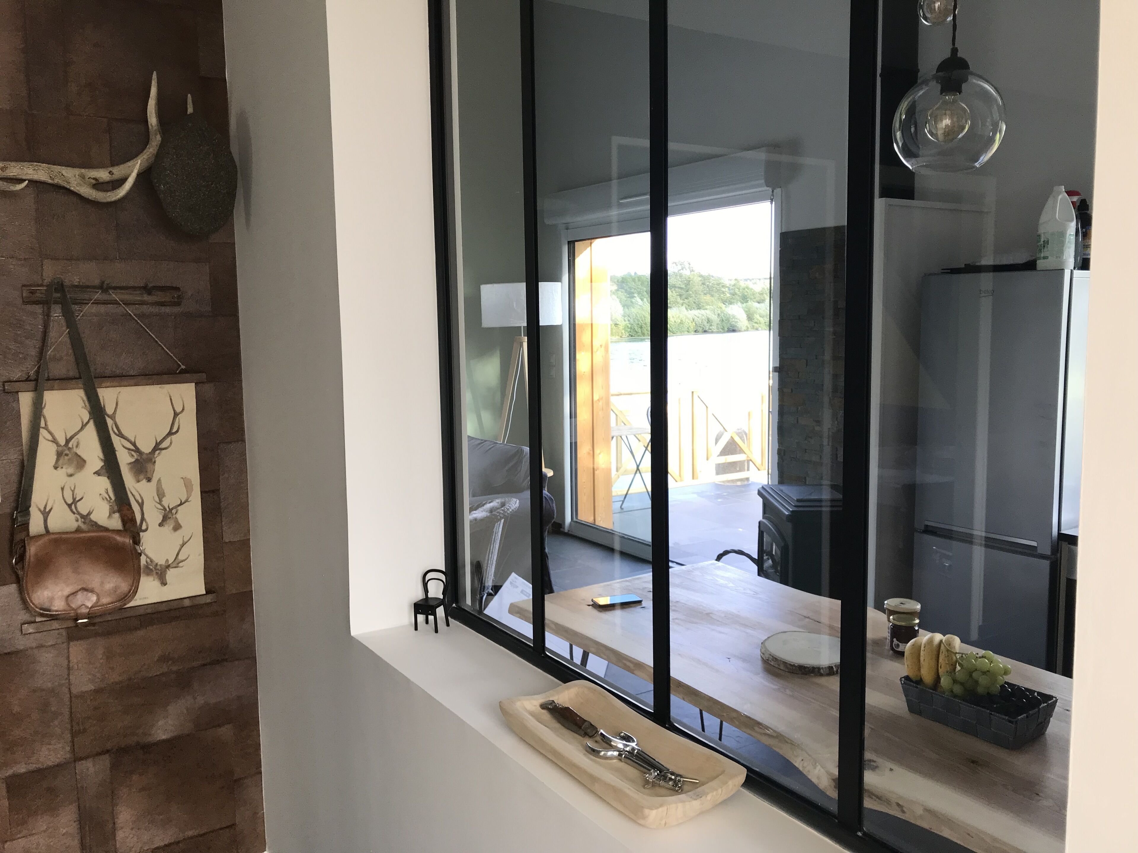 La cuisine équipée avec une table pouvant accueillir 8 personnes.