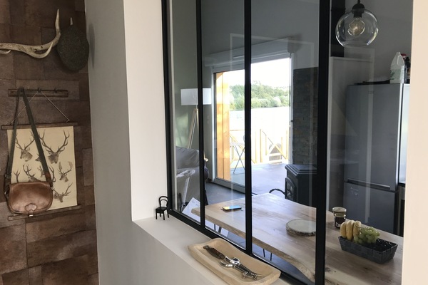 La cuisine équipée avec une table pouvant accueillir 8 personnes.