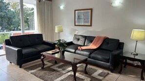 Departamento familiar, 2 habitaciones, para no fumadores | Sala de estar | Televisión de pantalla plana 