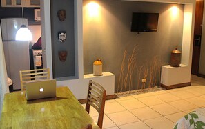 Studio Deluks, 1 Tempat Tidur Double, Bebas Asap Rokok | Area keluarga | TV layar datar