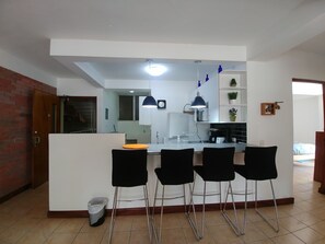 Refrigerador con congelador, horno y parrilla de estufa 