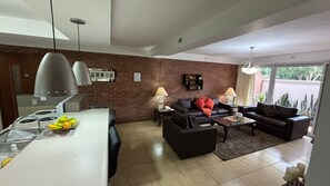 디럭스 아파트, 침실 1개, 금연 | 거실 | 평면 TV