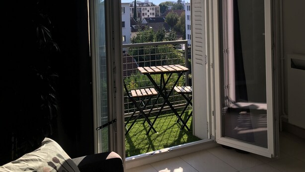 A room with a view of a cityscape through an open window. - Furnished apartment T2 St Martin D Héres (Saint-Martin-d'Hères)