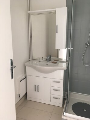 Dusch, hårtork, handdukar och toalettpapper