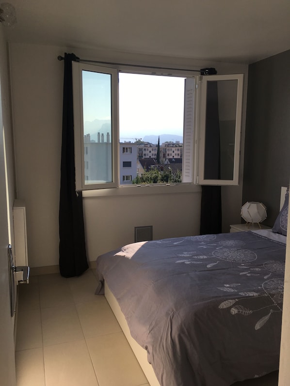 2 bedrooms, iron/ironing board, Internet, bed sheets
