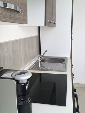 Kylskåp, mikrovågsugn, ugn och spishäll