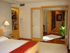 8 slaapkamers, een strijkplank/strijkijzer, internet, beddengoed