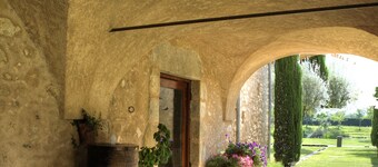 Luxuriously restored farmhouse near Girona in the heart of Catalunya