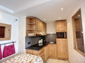 Fridge, microwave, dishwasher, coffee/tea maker