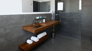 Suite Deluxe (Rosa Dei Venti 1) | Bagno | Set di cortesia firmato, asciugacapelli, accappatoio, pantofole