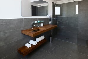 Deluxe suite (Rosa Dei Venti 1) | Badkamer | Designer toiletartikelen, een haardroger, badjassen, pantoffels