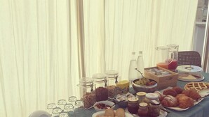 A breakfast buffet with various food items and condiments on a table. - Nautilus B&B Suite Design (Follonica)