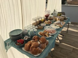 Café da manhã com buffet grátis todos os dias