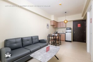 One Bedroom Suite | Desk, free WiFi, bed sheets - ZEN Rooms Avida 34th (Taguig)