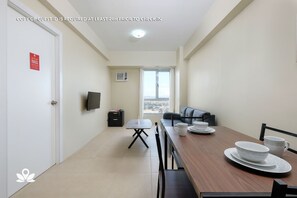 One Bedroom Suite | Desk, free WiFi, bed sheets - ZEN Rooms Avida 34th (Taguig)
