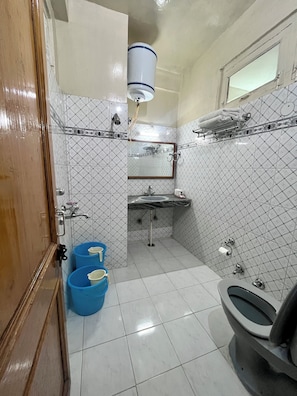 Buồng tắm vòi sen, đồ dùng nhà tắm miễn phí, khăn tắm