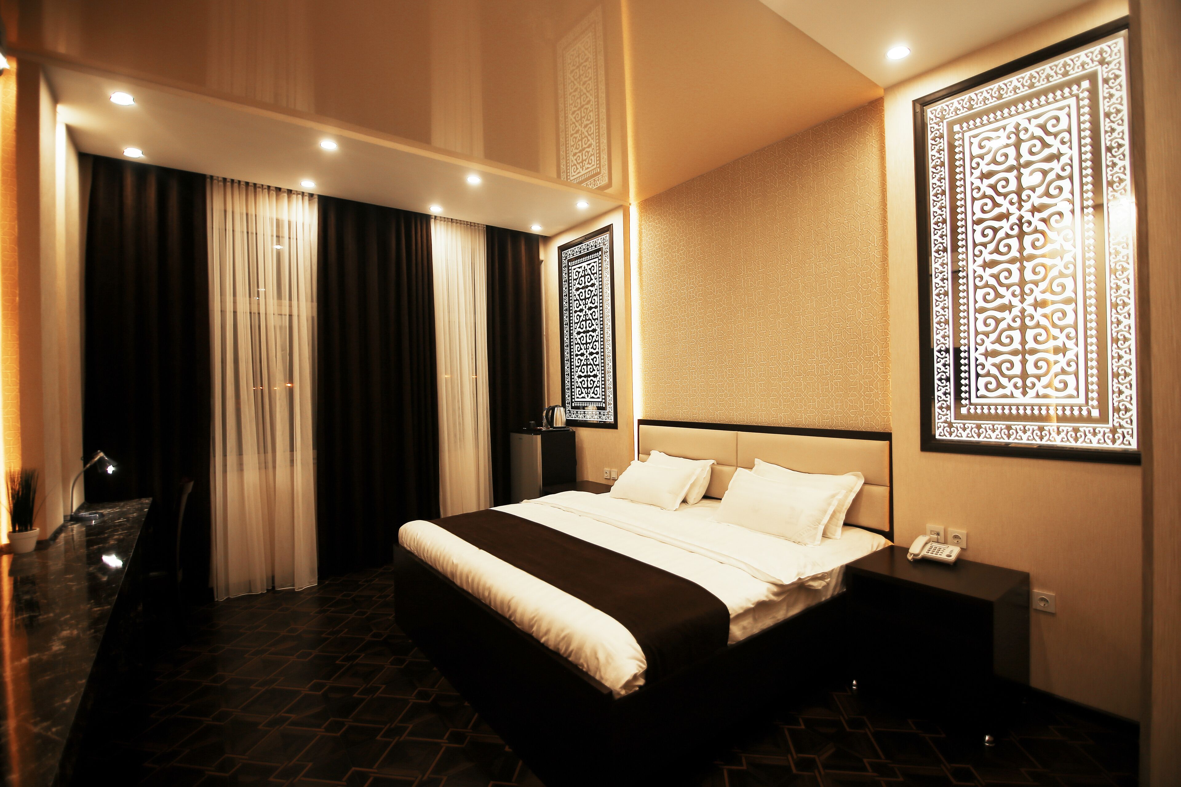 deluxe room, 1 king bed | 1 bedroom, in-room safe, desk, laptop workspace