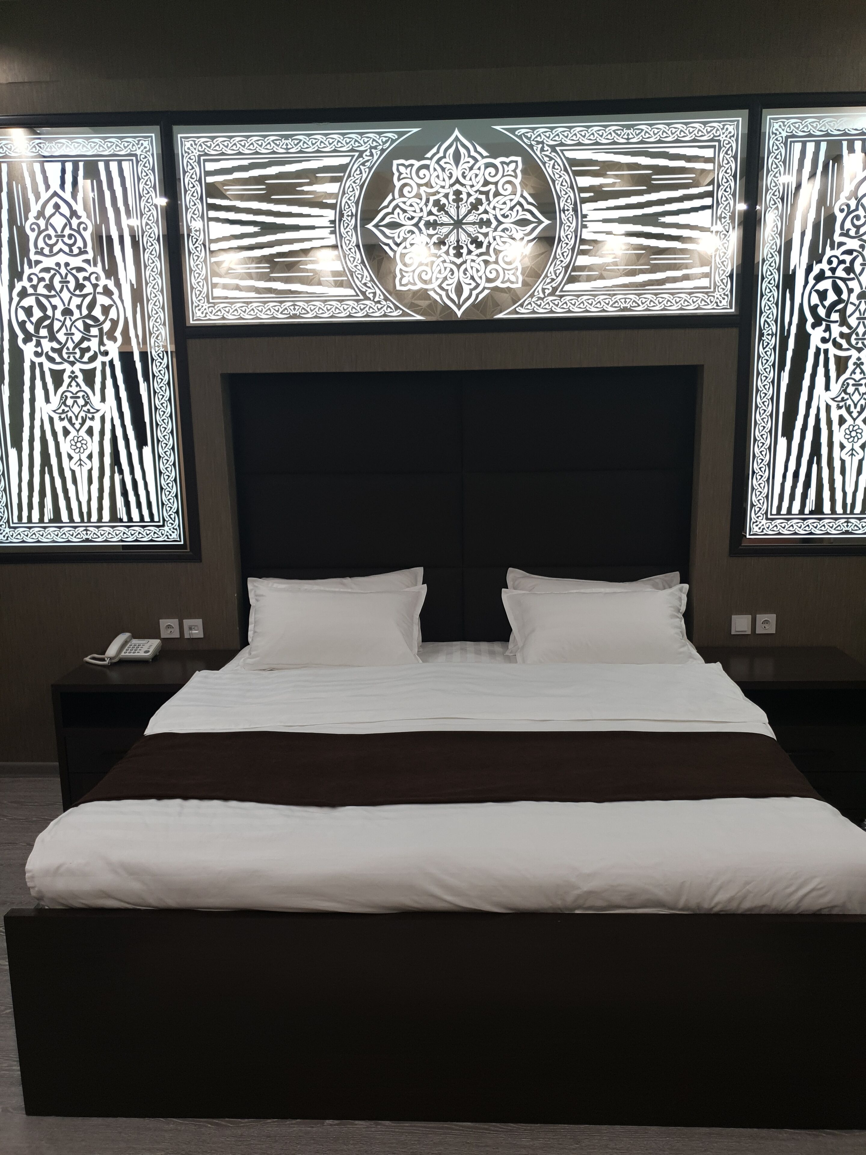 signature suite, 1 king bed | 1 bedroom, in-room safe, desk, laptop workspace