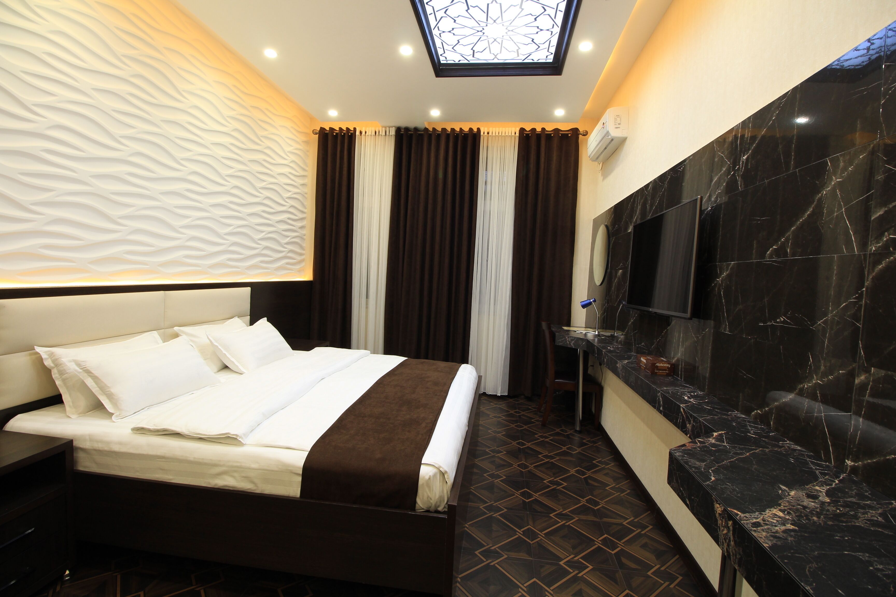 standard room, 1 king bed | 1 bedroom, in-room safe, desk, laptop workspace