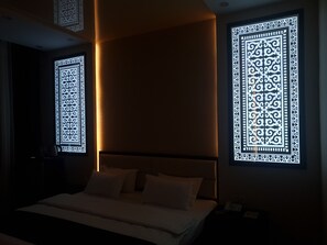 Phòng Deluxe, 1 giường cỡ king | 1 phòng ngủ, két bảo mật tại phòng, bàn