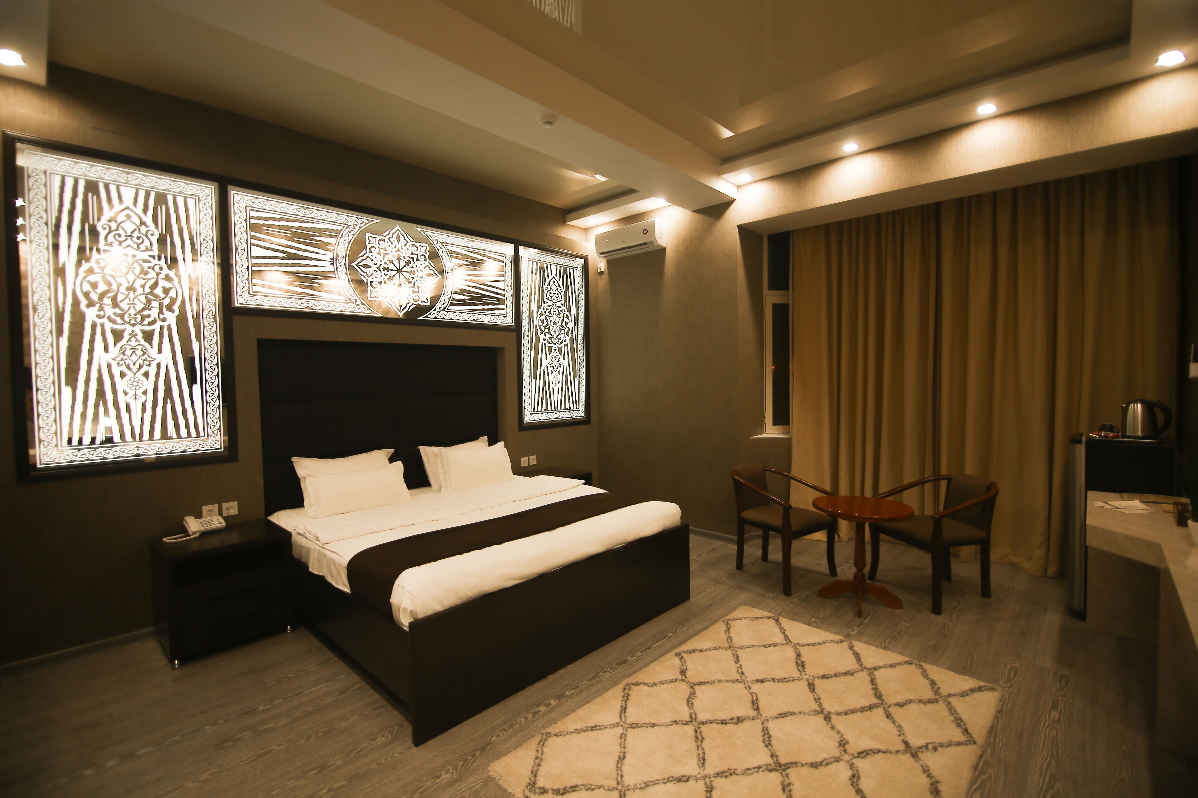 signature suite, 1 king bed | 1 bedroom, in-room safe, desk, laptop workspace