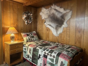 4 bedrooms, travel crib, internet, bed sheets