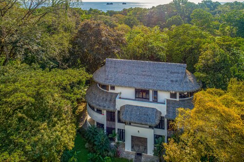 Ground-floor resort condo with great location near beach & dining