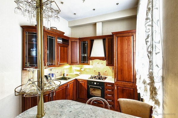 Enjoy cooking in this well-equipped kitchen with an oven and stovetop.