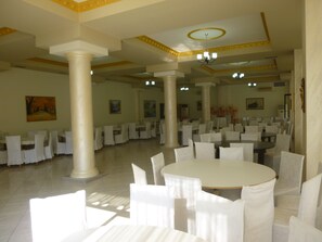 供应早餐、午餐和晚餐,本地与国际菜