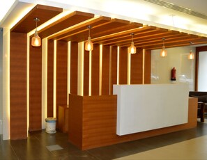 Fachada da propriedade à noite