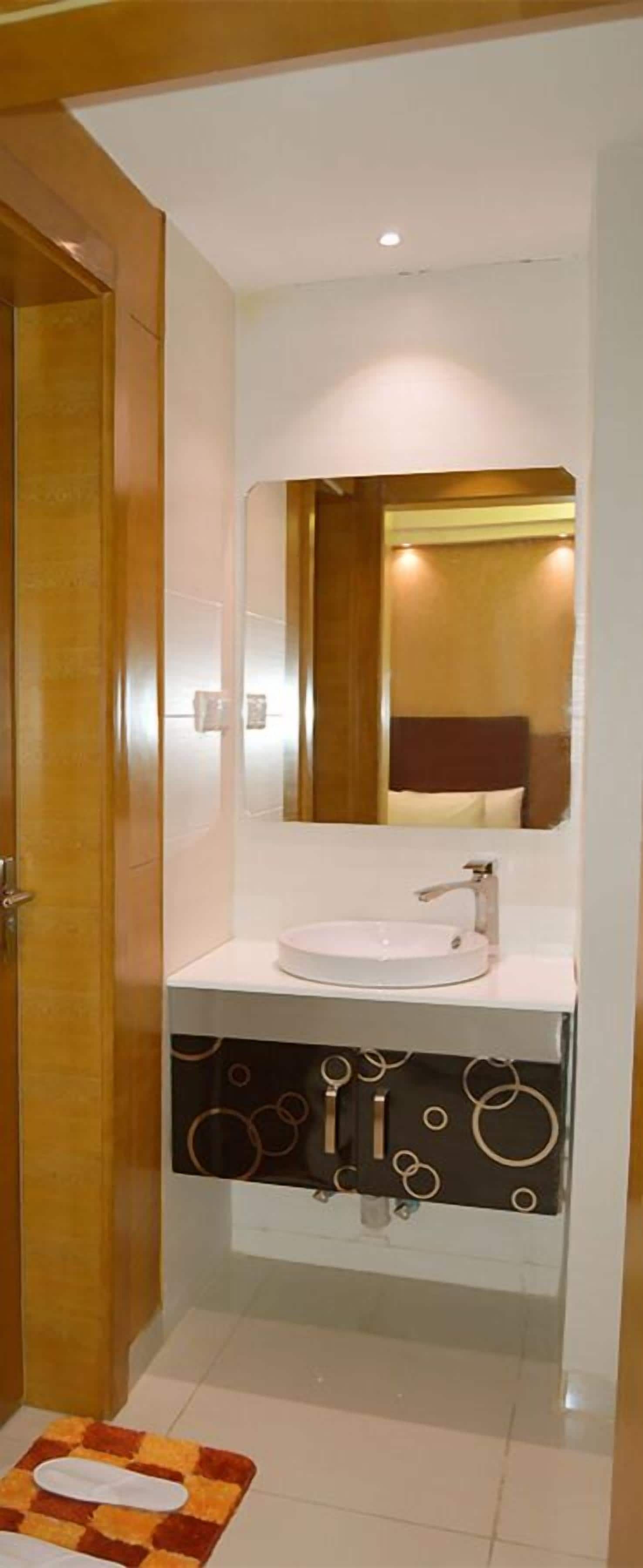 Suite familiar, 2 habitaciones, no fumadores, vistas a la ciudad | Baño | Ducha y toallas