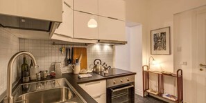 Apartamento, 1 quarto | Cozinha americana privada | Geladeira, fogão, cooktop, talheres/pratos/utensílios de cozinha