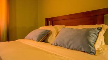 1 Schlafzimmer, hochwertige Bettwaren, Betten mit Memory-Foam-Matratzen