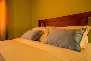 1 bedroom, premium bedding, memory foam beds, individually decorated - Mamikki Hotel Apartment (Tororo)