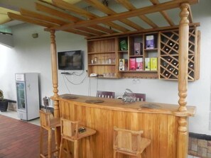 Refrigerador con freezer, microondas, horno, placa de cocina