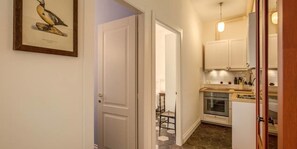 Apartment, 1 Schlafzimmer | Eigene Kochnische | Kühlschrank, Ofen, Herdplatte, Kochgeschirr/Geschirr/Besteck