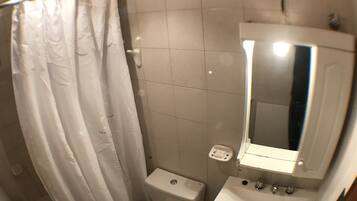 Ensemble douche/baignoire, articles de toilette gratuits