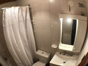 Combined shower/tub, free toiletries, towels