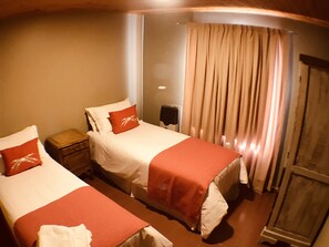 Deluxe Cabin, 2 Bedrooms, Garden View | Living area