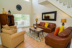 Casa, 4 habitaciones | Sala de estar | Una televisión