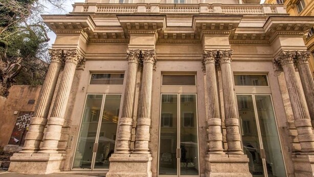 A classical building with large columns and large windows. - Roma Barocca Spanish Steps (Rome)