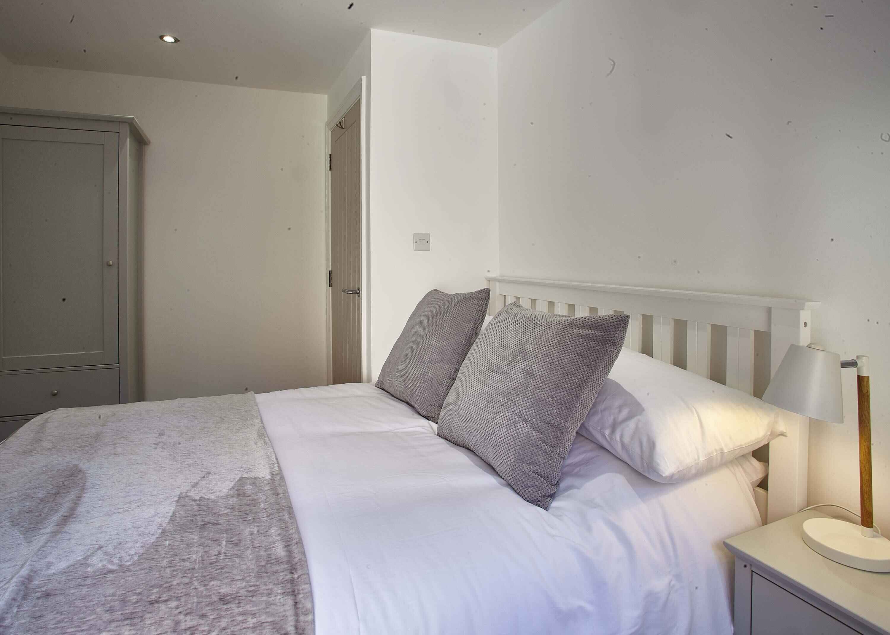 2 عدّة غرف نوم وملاءات من القطن المصري وأغطية فراش متميزة