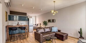 Studio | Wohnbereich | Fernseher