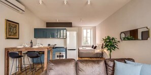 Studio | Cuisinette privée | Réfrigérateur, surface de cuisson, vaisselle et ustensiles