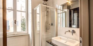 Estudio | Baño | Ducha y cabezal de ducha tipo lluvia