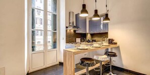 Appartement, 1 chambre | Coin cuisine privé | Réfrigérateur, micro-ondes, plaque de cuisson