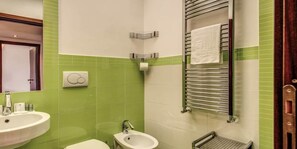Apartment, 2 Schlafzimmer | Badezimmer | Dusche, Regendusche, kostenlose Toilettenartikel, Bidet